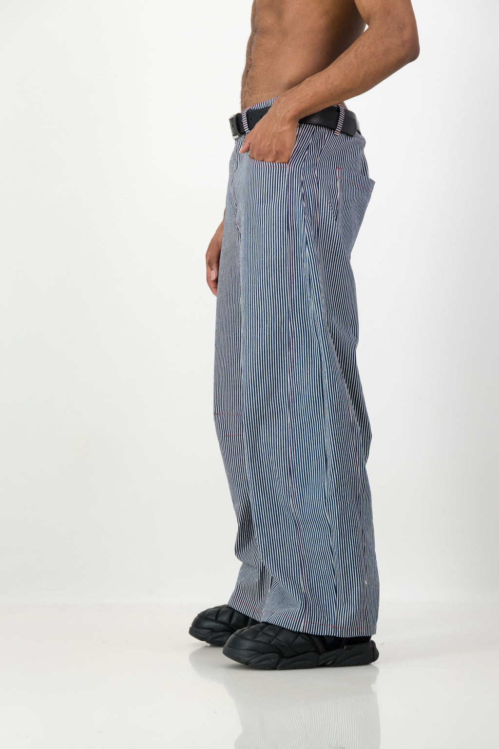STRIPPED BARREL LEG JEANS