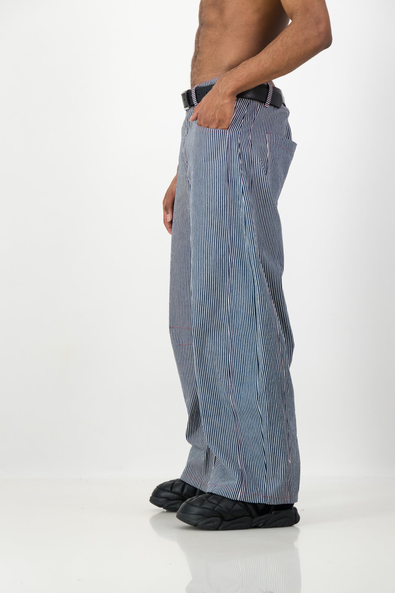 STRIPPED BARREL LEG JEANS