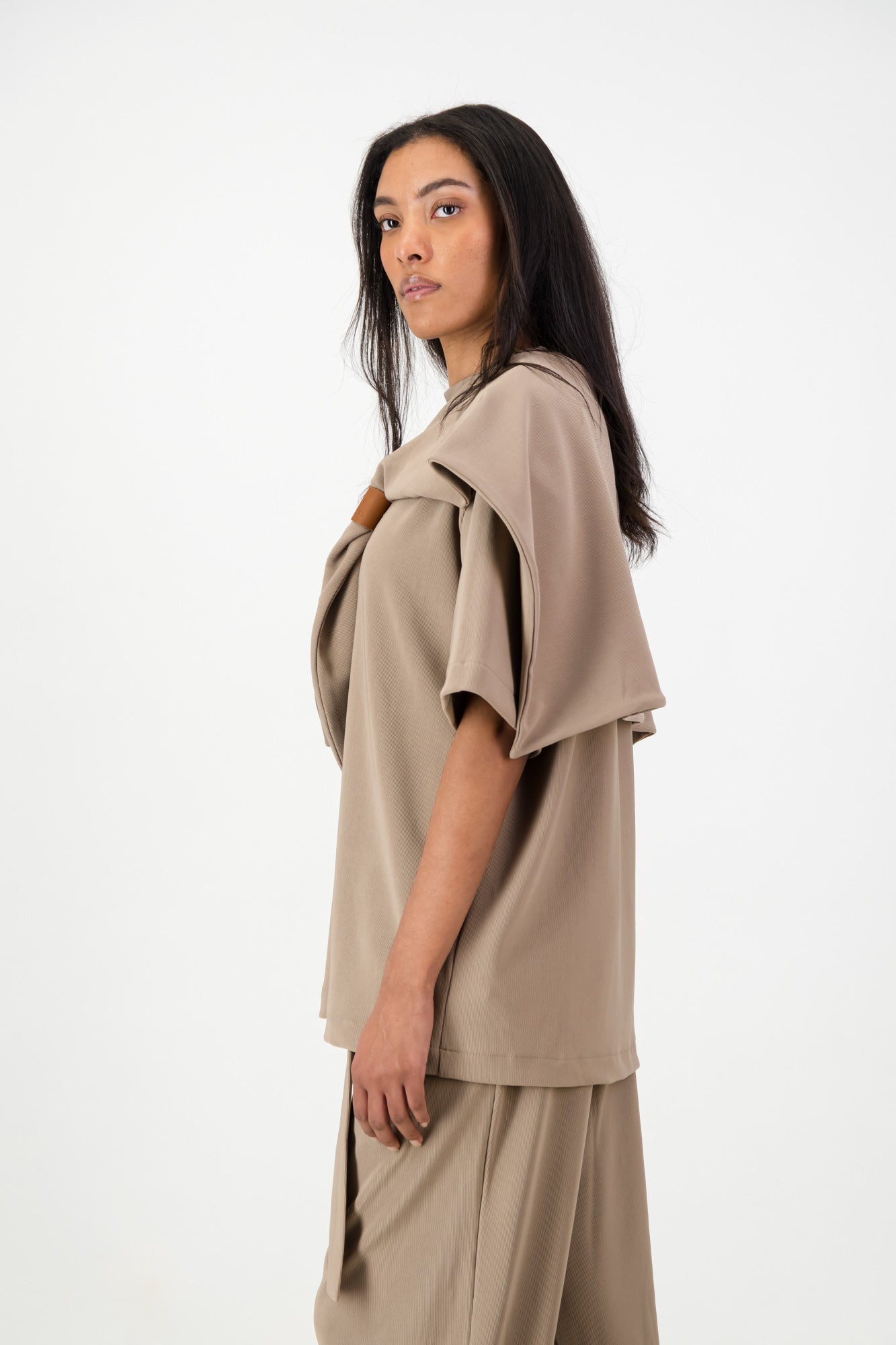 KNOTTED SCARF T-SHIRT BROWN