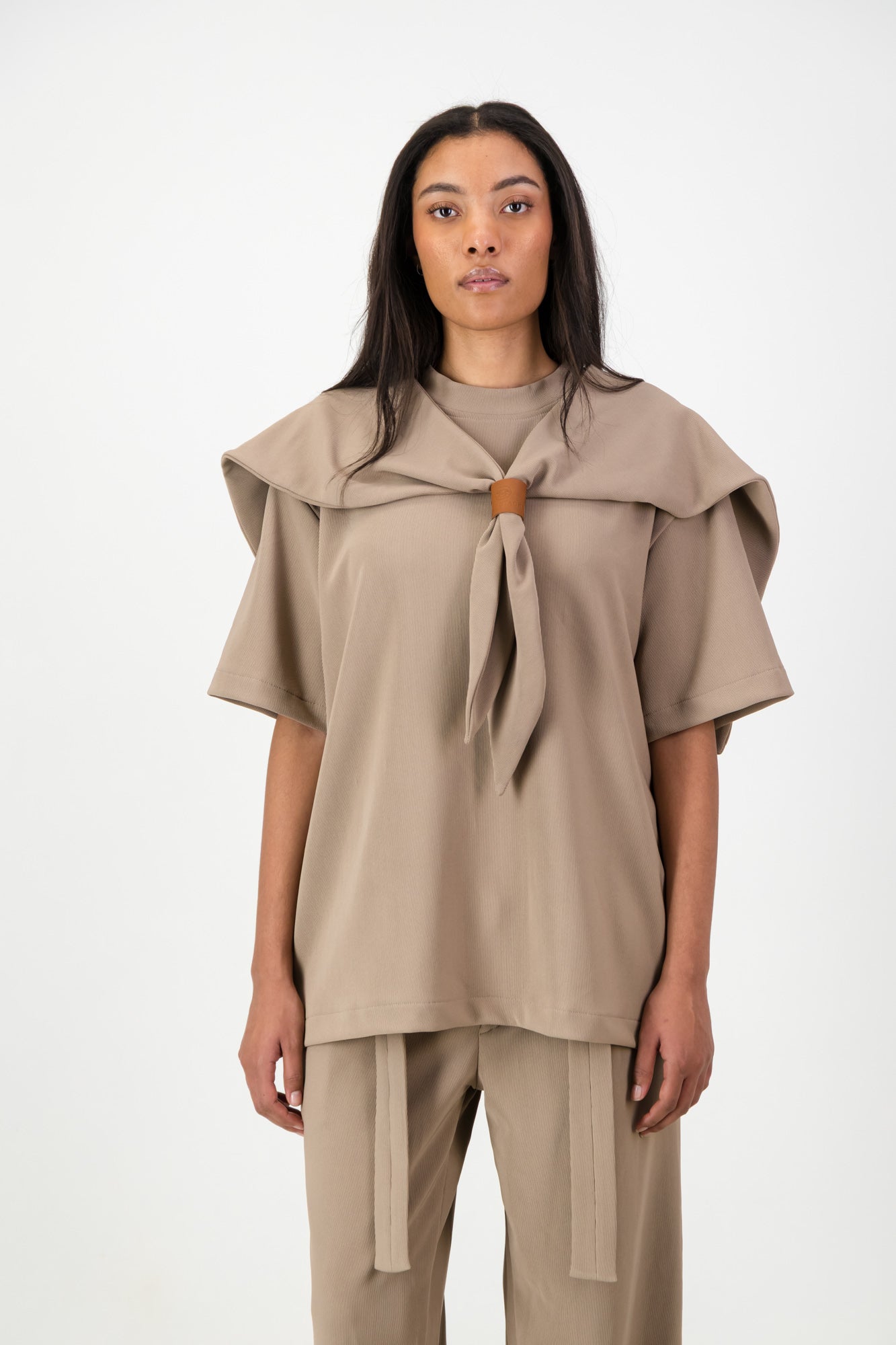 KNOTTED SCARF T-SHIRT BROWN