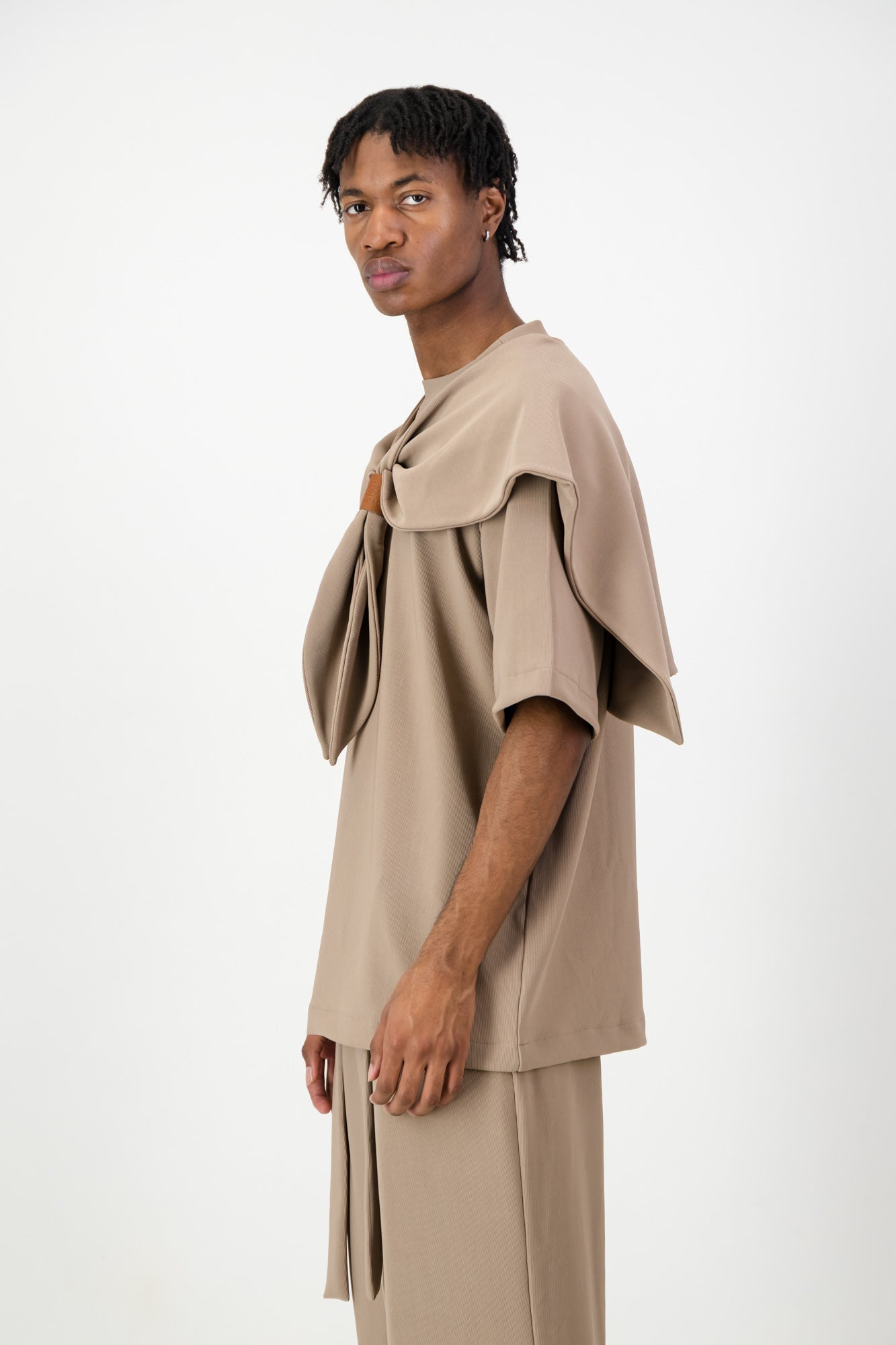 KNOTTED SCARF T-SHIRT BROWN